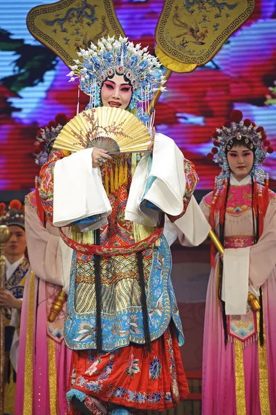 Actriz de ópera tradicional bastante china con traje teatral — Foto de Stock