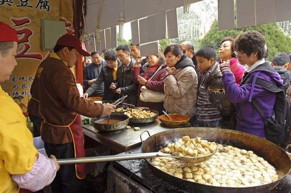 Crowded to buy food in front of the snack bar — Stock Photo, Image