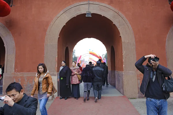 Affollato per passare attraverso una porta tradizionale cinese — Foto Stock