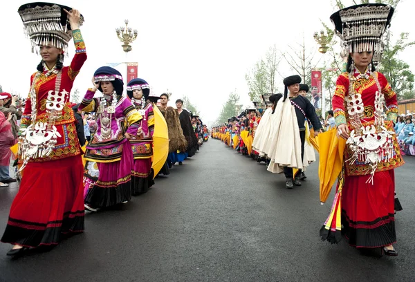 Desempenho show de turismo de dançarinos étnicos chineses — Fotografia de Stock