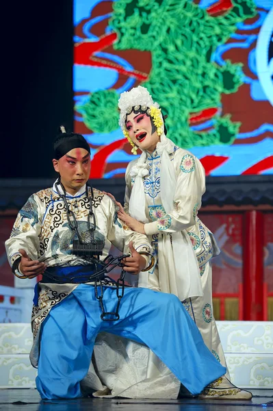 Chinesischer traditioneller Opernschauspieler mit theatralischem Kostüm — Stockfoto