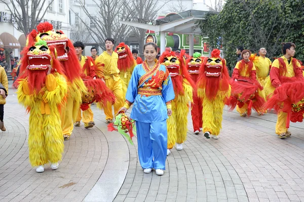 Jouer à des danses de lion pour célébrer les festivals — Photo