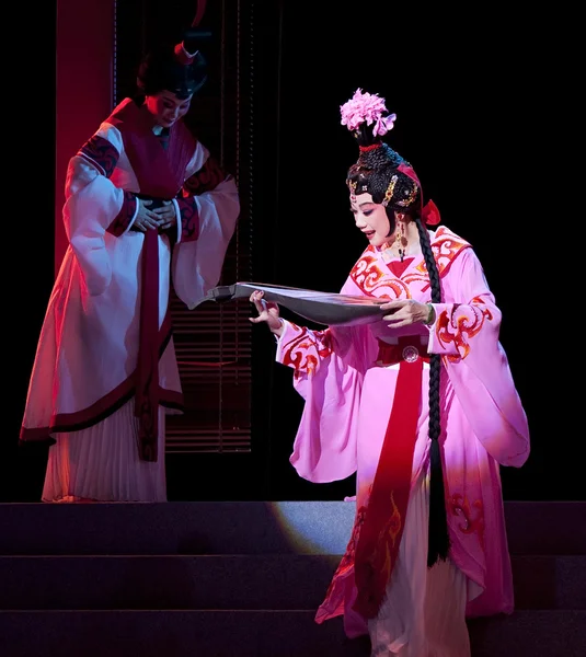 Pretty chinese traditional opera actress with theatrical costume — Stock Photo, Image