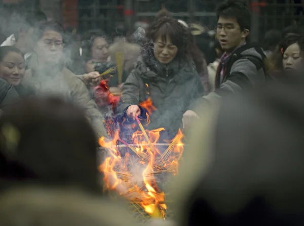 Bränna rökelse på rökelse altaret i templet — Stockfoto