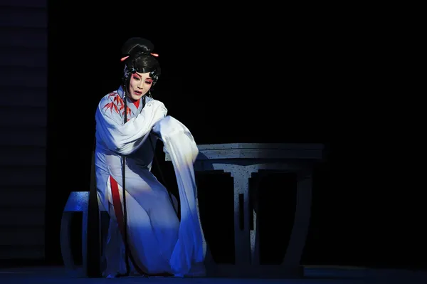 Bastante chinesa tradicional atriz de ópera com traje teatral — Fotografia de Stock