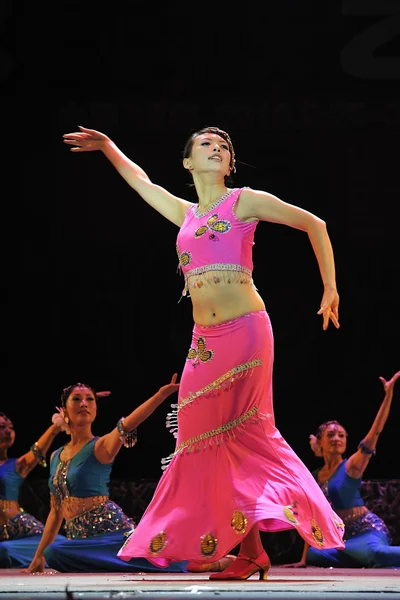 Dość chiński dai tancerz etniczne — Zdjęcie stockowe