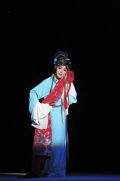 Actriz de ópera tradicional bastante china con traje teatral — Foto de Stock