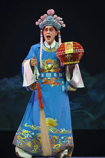 Kinesisk tradisjonell opera skuespiller med teaterkostyme – stockfoto
