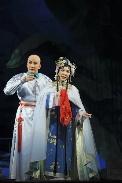 Chinesischer traditioneller Opernschauspieler mit theatralischem Kostüm — Stockfoto