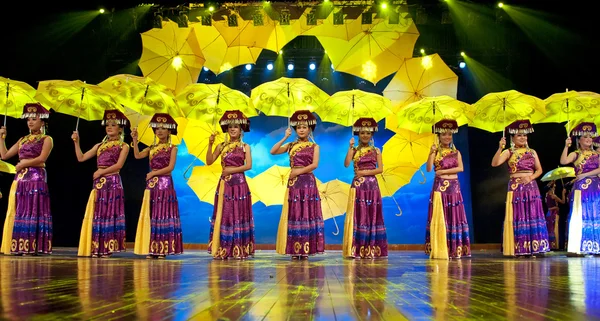 Chinese pretty ethnic dancers of Yi nationality — Stock Photo, Image