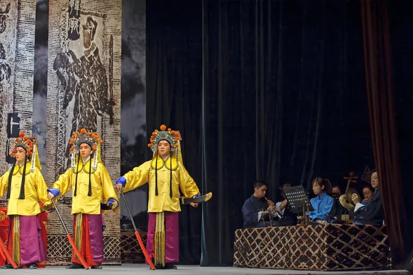 Actores de ópera tradicionales chinos con disfraz teatral —  Fotos de Stock