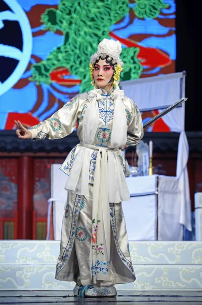 Hübsche traditionelle chinesische Opernsängerin mit theatralischem Kostüm — Stockfoto