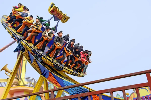 Feliz jugando OVNI paseos en un parque de atracciones — Foto de Stock