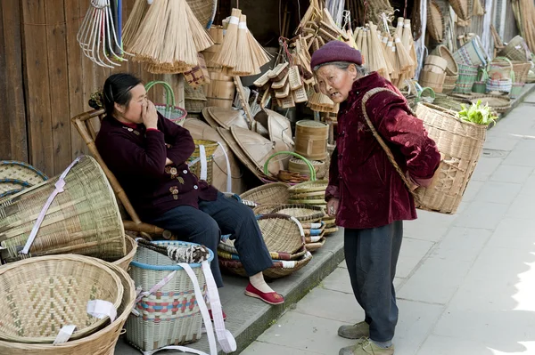 Femmes et outils à main traditionnels — Photo