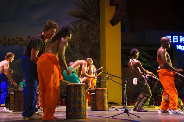Artistas africanos interpretan música folclórica — Foto de Stock