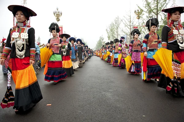 Espectáculo de gira de bailarines étnicos chinos — Foto de Stock