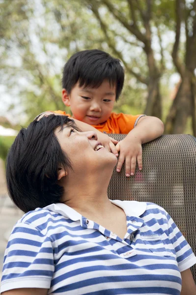 Kind spelen met zijn tante — Stockfoto