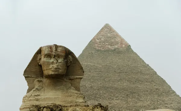 Große Sphinx und Pyramide von Giza — Stockfoto