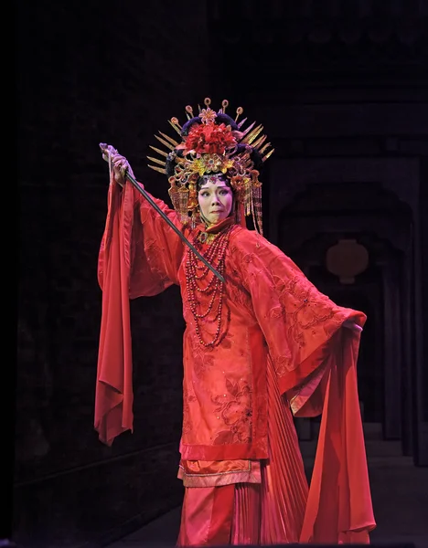 Actriz de ópera tradicional bastante china con traje teatral —  Fotos de Stock