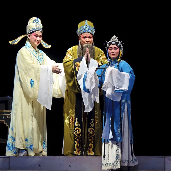 Ator de ópera tradicional chinesa com traje teatral — Fotografia de Stock