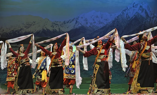 Tibetan ethnic dancers — Stock Photo, Image