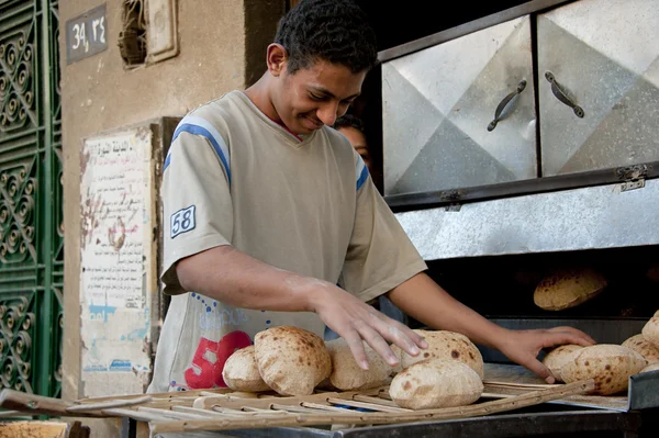 An apprentice is working in a bakery — Stock Photo, Image