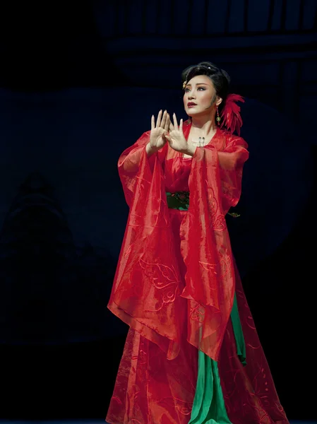 Pretty chinese traditional opera actress with theatrical costume — Stock Photo, Image