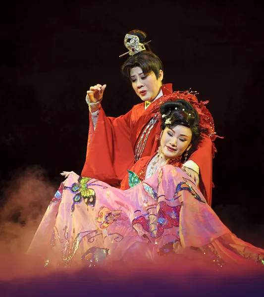 Bastante chinesa tradicional atriz de ópera com traje teatral — Fotografia de Stock