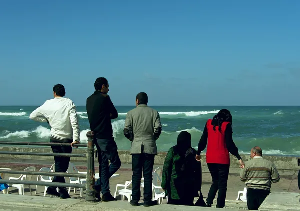 Egyptiens regardant paysage au bord de la mer de la Méditerranée — Photo