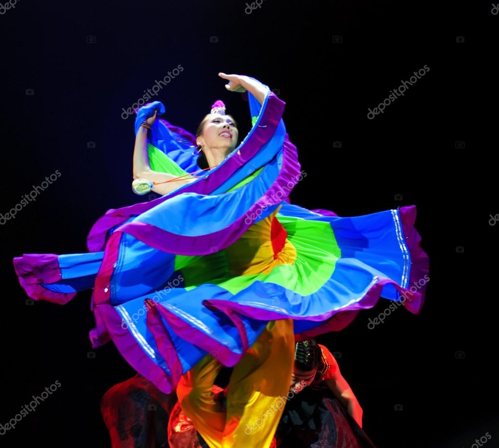 Danses asiatiques Depositphotos_21470987-stock-photo-chinese-dancing-girl
