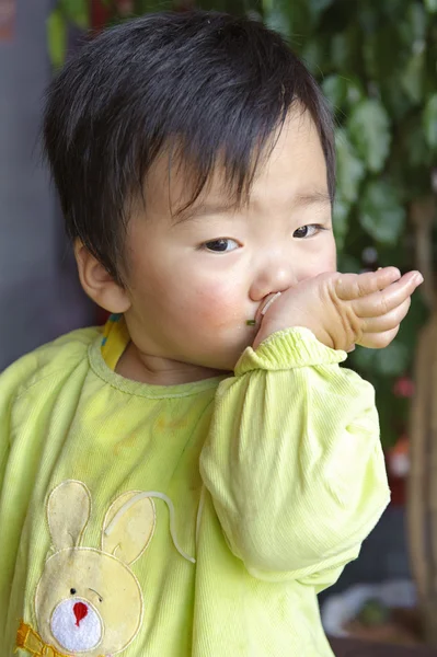 Un bebé lindo está comiendo en el restaurante —  Fotos de Stock