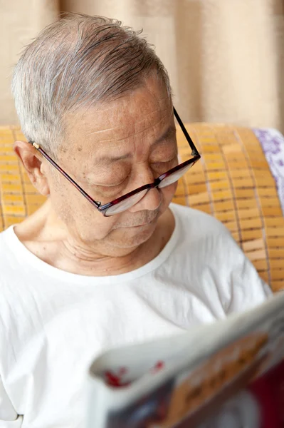 Ein älterer Mann liest Zeitung — Stockfoto