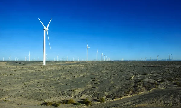 Νέα πηγή ενέργειας, της αιολικής ισχύος ανεμόμυλους στην μεγάλη έρημο Γκόμπι — Φωτογραφία Αρχείου