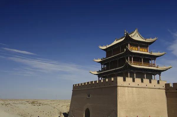Jiayuguan Pass Tower auf der Wüste Gobi in Gansu, China — Stockfoto