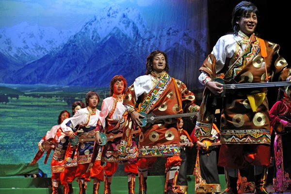 Тибетський етнічних танцюристів — стокове фото