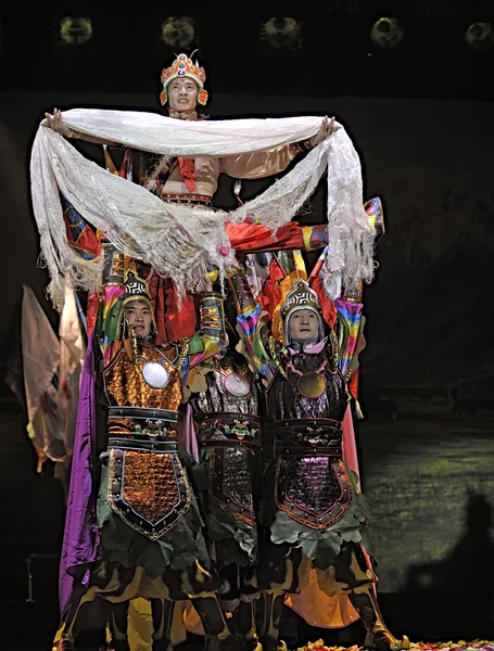 Dançarinos étnicos tibetanos — Fotografia de Stock