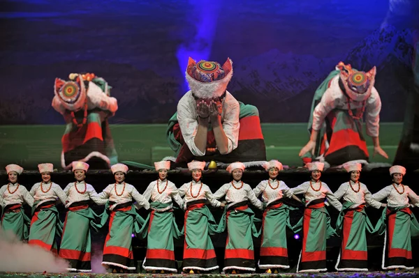Этнические танцоры Тибета — стоковое фото