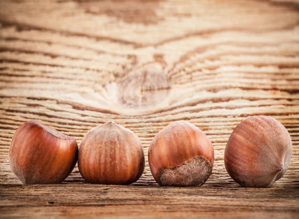 Hasselnötter på gamla träbord — Stockfoto