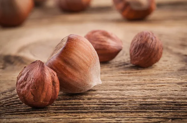 Avellanas sobre mesa de madera vieja — Foto de Stock