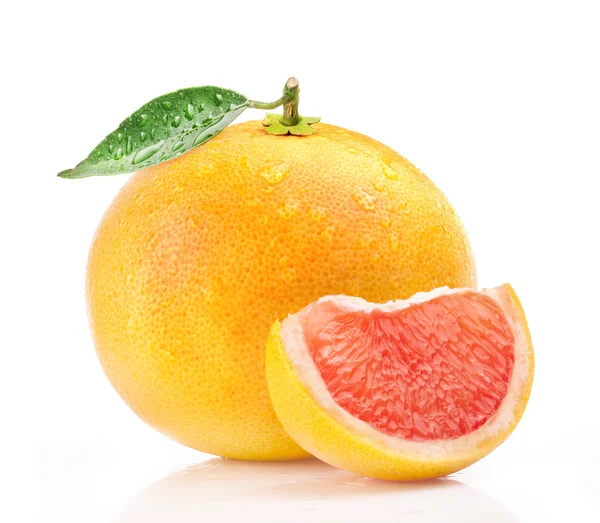 Grapefruit mit Blättern und Tropfen — Stockfoto