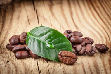 grunge ahşap zemin üzerinde kahve taneleri