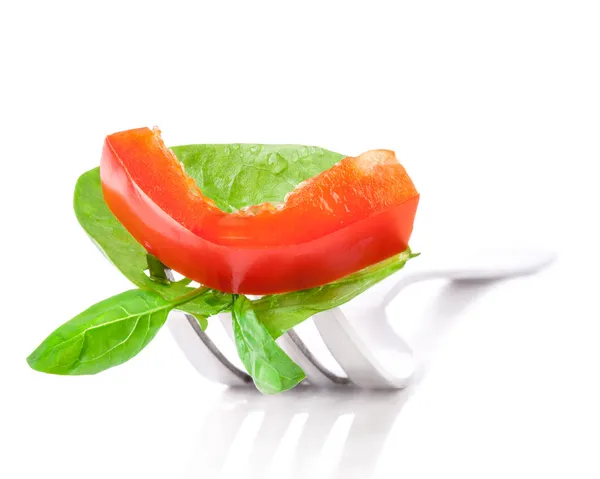Paprika slice en blad van spinazie — Stockfoto