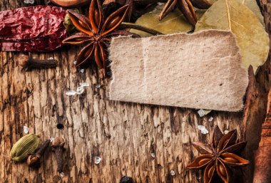 Baharatlar ahşap masada