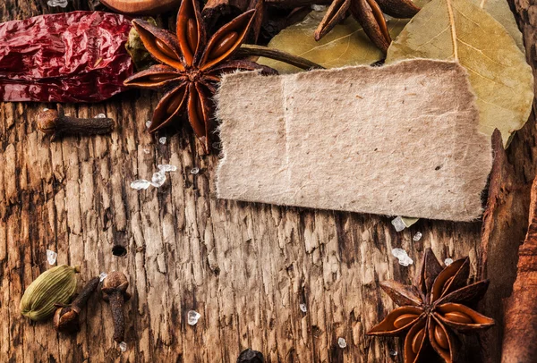 Baharatlar ahşap masada