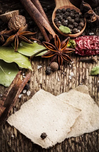 Especiarias na mesa de madeira — Fotografia de Stock