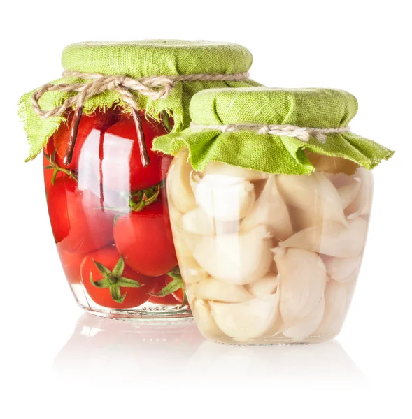Pomodori in scatola e aglio in vaso di vetro — Foto Stock