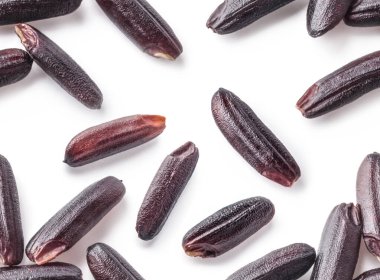 Siyah pirinç beyaz arka planda izole edilmiş, pürüzsüz desen. Aşırı yakın çekim