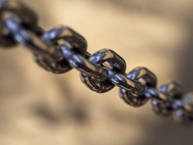 Bulanık arkaplanın önündeki parlak krom zincir