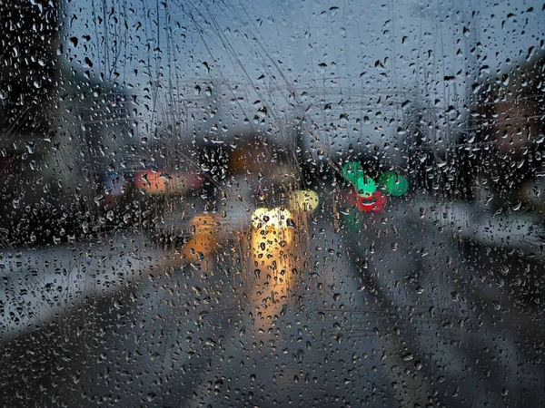 Regentag Straßenansicht Mit Bunten Lichtern Aus Dem Straßenbahnfenster — Stockfoto