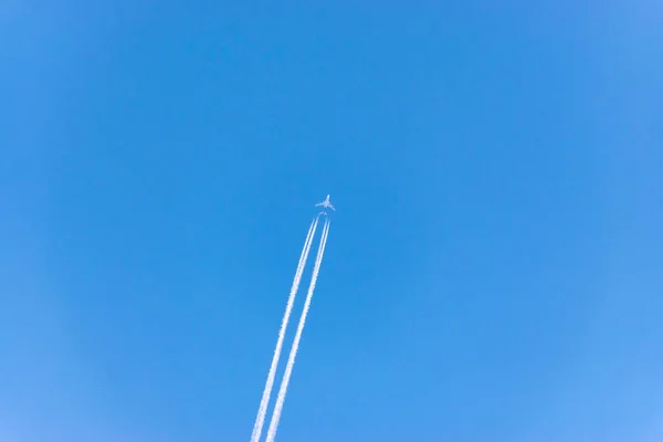 Commercial Plane Flying Blue Sky — Fotografia de Stock